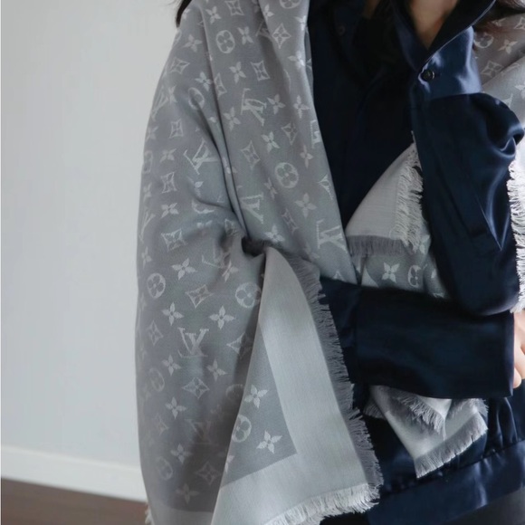 Louis Vuitton Scarf - Picture 6 of 6